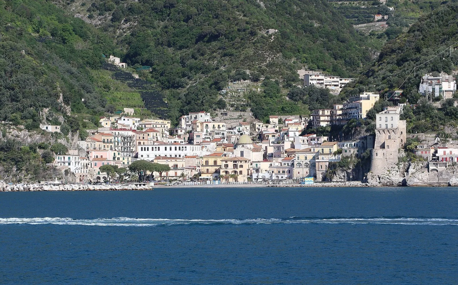 Il borgo di Cetara con la torre visto dal mare