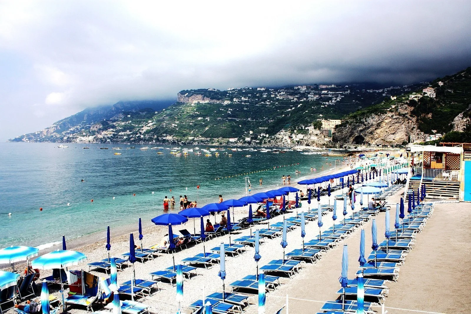 La spiaggia di Maiori in estate