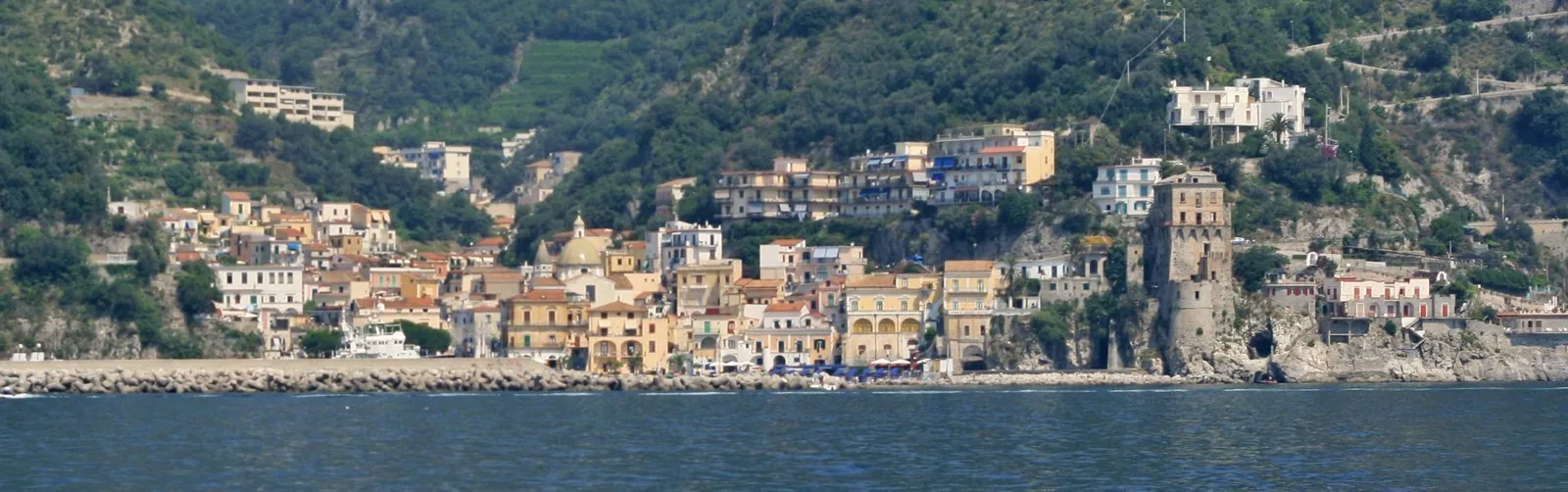 Il borgo di Cetara visto dal mare