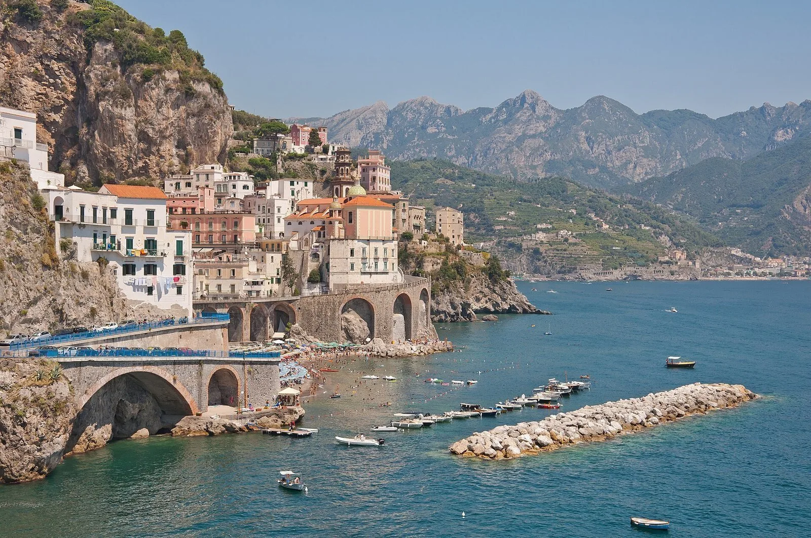 Atrani e la costa amalfitana in una giornata limpida