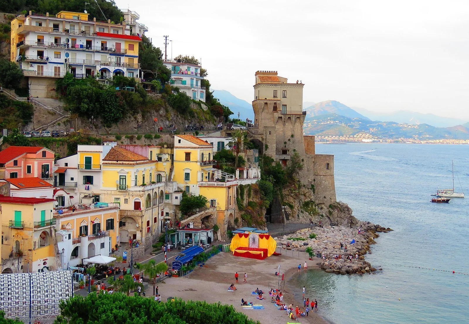 La torre vicereale di Cetara sulla spiaggia