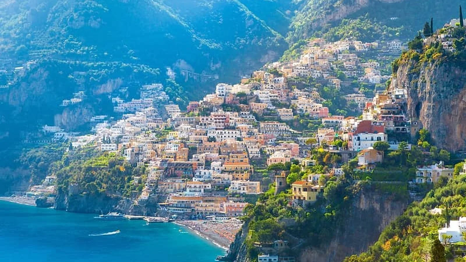 Le case di Positano arroccate sul mare