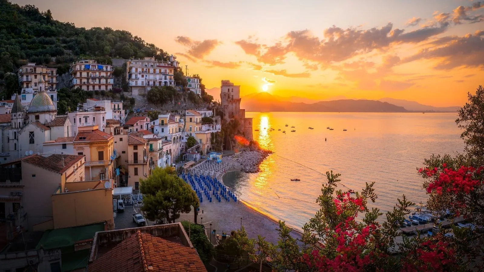Il borgo di Cetara e la sua spiaggia al tramonto